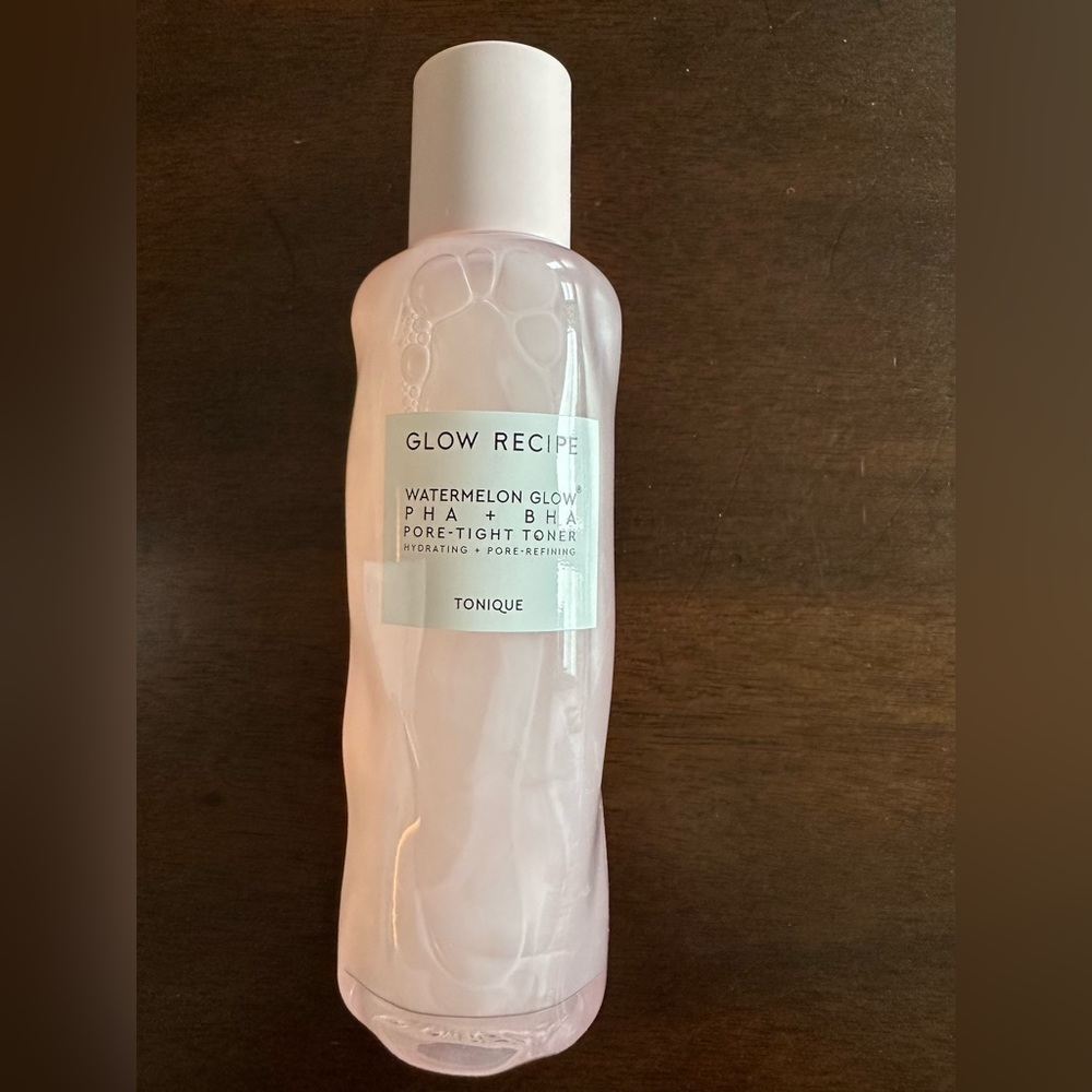 GLOW RECIPE
Watermelon Glow PHA + BHA Pore-Tight Toner